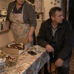 «Μαμά, είναι απλώς ένας φόρος, θα υπογράψεις εκεί που είναι το σημάδι», είπε ο γιος καθώς πήγαινε την 78χρονη μητέρα του στον συμβολαιογράφο.
