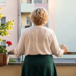 Η εγγονή μου είναι έξι ετών. Την Κυριακή, την ώρα του μεσημεριανού, με ρώτησε αν το δωμάτιό μου με το μπαλκόνι θα γινόταν δικό της «όταν η γιαγιά πάει στον ουρανό», επειδή η μαμά της τής το είχε υποσχεθεί. Κοίταξα την κόρη μου. Μου είπε ότι «δεν θα έλεγε ψέματα στο παιδί».